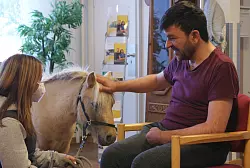 Ein Bewohner des Kreisseniorenheims in Detmold streichelt das freundliche kleine Pony. - &copy; Kreissenioreneinrichtungen Lippe GmbH