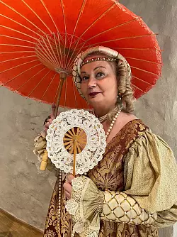 Kost&uuml;mbildnerin Marja Kettner im nachgeschneiderten Gewand eine adeligen Dame aus der Zeit der Weserrenaissance. - &copy; Silvia Hermann