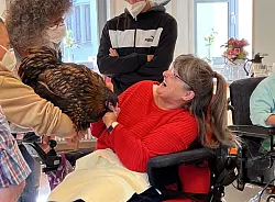 Tag der Tiere: &Uuml;ber ungew&ouml;hnliche flauschige oder fedrige G&auml;ste auf vier oder zwei Beinen freuen sich die Bewohner des Kreisseniorenheims Detmold. - &copy; Kreissenioreneinrichtungen Lippe GmbH