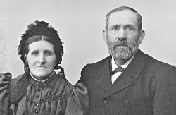 Der Ortsverein Lage des Lippischen Heimatbunds sucht Namen von den Personen, die auf historischen Fotos abgebilet sind. Hier ein altes Lagenser Ehepaar. Die Aufnahme ist nach 1901 entstanden. - &copy; Sammlung Soppa