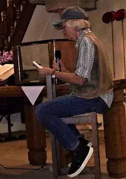 Kristiane Kielsmeier vor einem Radio aus den 50er Jahren. Sie spricht den Jungen, der die Radio-Reportage vom WM-Finale 1954 hört und fasziniert wird. - © Hans-Ulrich Krause