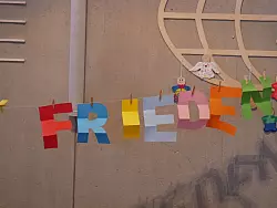 Buchstaben ergeben das Wort "Frieden". - &copy; Birgit Brokmeier