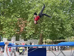 Hoch hinaus: Denzel Köhler bei einem der Show-Acts der Tampolin-Abteilung. - © Birgit Stoppok