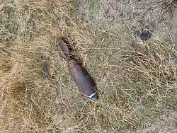 Die Gefahr lauert im Boden: Zum zweiten Mal innerhalb von sechs Monaten wurde ein Blindgänger auf dem Panzerübungsplatz Stapel gefunden und durch Spezialisten der britischen Streitkräfte kontrolliert gesprengt. - © Bundeswehr / Viktor Willms