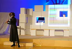 Freie Improvisation: Die Musikstudentin Fiona Paulini mit Maske und

Querfl&ouml;te. - &copy; Stiftung Eben-Ezer