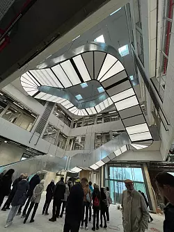 Im "Innovation-Spin" in Lemgo richteten sich die Blicke der Lemgoer und der Stendaler Partnerschaftsgesellschaften beeindruckt nach oben. - &copy; Partnerschafts-Gesellschaft Lemgo