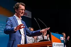Hendrik W&uuml;st, Ministerpr&auml;sident von Nordrhein-Westfalen und Landesvorsitzender der CDU, auf dem Parteitag in Bonn. - &copy; Marius Becker