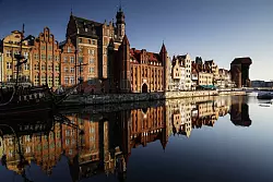 Die Lange Br&uuml;cke in Danzig mit einem Stadtpanorama. - &copy; Roland Marske/Jules Verne