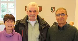 Auch das Team vom Tisch in Schieder ist dabei: Vorsitzende Karin Wilmbusse, ihr Stellvertreter Gerhard Bartelsmeier sowie Kassierer Mohammad Gul (von links) arbeiten flei&szlig;ig beim gro&szlig;en Fest mit. - &copy; Michaela Wei&szlig;e