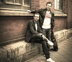 Versprechen eine perfekte Show ohne gro&szlig;e Showeffekte: Michael Frank und Guido Reuter mit der Simon & Garfunkel Revival Band. - &copy; Bildrechte: Simon & Garfunkel Revival Band