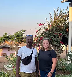 Emma Rechlin mit Edm&eacute;rcio Ricardo, der mittlerweile in Bielefeld lebt und arbeitet. - &copy; Emma Rechlin