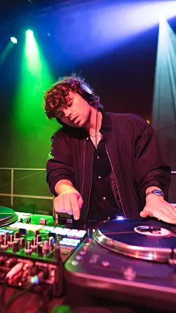 DJ Farriz aus Hamburg bringt einen Mix aus poppigen Charts, Funk, Weltmusik und Global Bass mit. - &copy; Nils Lohmann