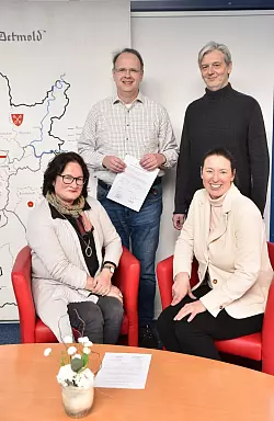 Dr. Alexandra Nolte und Dirk P&ouml;ppmann (Gymnasium Leopoldinum) besuchen das Landesarchiv. - &copy; M. Schultes