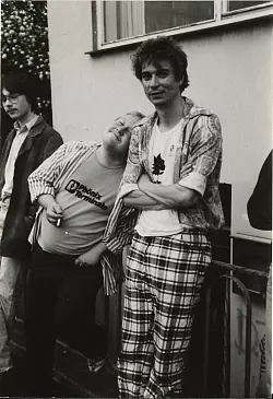 Trini Trimpop (rechts), Gr&uuml;ndungsmitglied und erster Schlagzeuger der "Toten Hosen", wartet drau&szlig;en auf seinen Einsatz. Nach seinem Ausstieg 1985 war er bis 1992 als Manager f&uuml;r die Band t&auml;tig. - &copy; Thomas Bauer