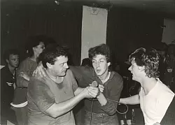 Als Vorgruppe heizt Ackerbau & Viehzucht &ndash; deren S&auml;nger N-Te hier das Mikro mit zwei Besuchern aus Bergheim teilt - dem Publikum ein. - &copy; Thomas Bauer