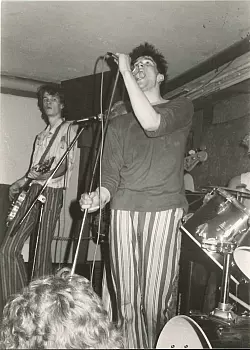 Anders als sonst &uuml;blich k&ouml;nnen die "Toten Hosen" in Lothe buchst&auml;blich keine gro&szlig;en Spr&uuml;nge machen &ndash; daf&uuml;r ist der Raum einfach zu niedrig. - &copy; Thomas Bauer