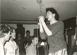 Schon 1984 das Gesicht der "Toten Hosen": S&auml;nger Campino, hier mit Konzertbesuchern aus Bergheim und Brakelsiek. - &copy; Thomas Bauer