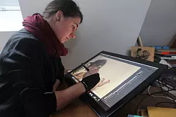 Francis Kaiser (35) aus Detmold arbeitet am Zeichenboard in ihrem B&uuml;ro. Hier sind einige Illustrationen f&uuml;r ihr erstes Kinderbuch-Projekt entstanden. - &copy; Janet K&ouml;nig