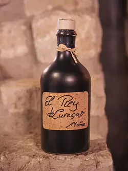 Der erste Rum aus Lippe: Bei den karibischen Nächten feiert der „El Rey de Curaçao“ (zu Deutsch: „Der König von Curaçao”)aus der Gutshof Brennerei Begatal seine Premiere. - © Andreas Barnekow