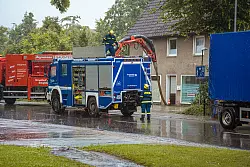Etliche Keller mussten von den Einsatzkr&auml;ften leergepumpt werden. Bei einem Haus wurde durch die Wasserflut sogar die Bausubstanz gesch&auml;digt. - &copy; FREITAG-TV