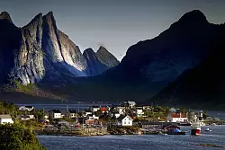 Ein Bergpanorama mit einem Tal am Fu&szlig; des Berges. Die Lofoten in Norwegen. - &copy; Roland Marske