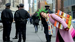 Die Polizeiserie „Elsbeth“ ist ab dem 6. August auf „Sky“ zu sehen. In der Hauptrolle: Schauspielerin Carrie Preston. - © 2024 CBS Broadcasting Inc.