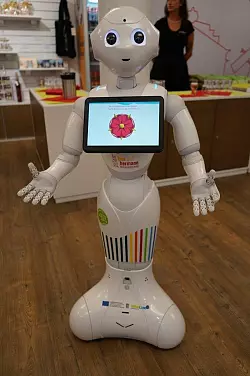 Roboter Pepper ist der heimliche Star der Tourist-Info im Detmolder Rathaus. - &copy; Stadt Detmold