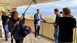 Marc-Andr&eacute; ter Stegen wird auf dem Balkon seinen Hauses in Barcelona von Tommi Schmitt interviewt. Um sie herum stehen Teammitglieder von Kamera und Ton. - &copy; ZDF und Gruppe 5