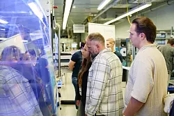 Die G&auml;ste bekommen vielf&auml;ltige Eindr&uuml;cke in die moderne Produktion des Medizintechnik-Unternehmens. - &copy; Firma Brasseler