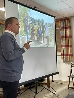 B&uuml;rgermeister Mario Hecker informierte &uuml;ber die Klimapartnerschaft der Gemeinde mit Ghana. - &copy; Heiderose Osterhage