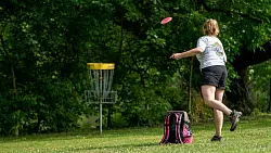 Beim Disc-Golf wird versucht, eine Frisbeescheine in einen Metallkorb zu werfen. Solch eine Anlage gibt es in D&ouml;rentrup. Sie ist kostenlos zug&auml;nglich. - &copy; Symbolbild: Joshua Choate/Pixabay
