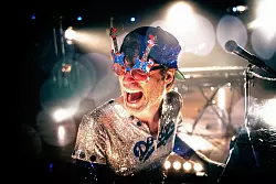 "Elton and the Joels" machen ordentlich Stimmung. - &copy; ROLF_GUMMEL