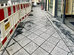 Vor den Hauseing&auml;ngen nahe dem Eiscaf&eacute; sind die ersten neuen Steine bereits verlegt worden. Der &Uuml;bergang von Diagonal- zu Reihenverband ist gut zu erkennen. - &copy; Raphael Bartling