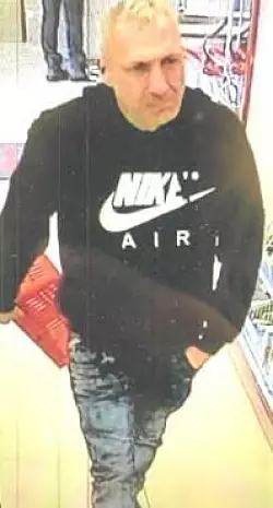 Die Polizei sucht diesen Mann. - &copy; Polizei Lippe