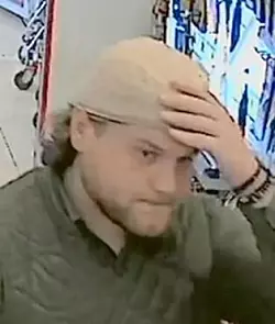 Der blonde Mann ist circa 1,70 Meter gro&szlig;. - &copy; Polizei Lippe