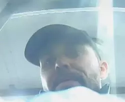 Die Polizei sucht diesen Mann im Zusammenhang mit einem Diebstahl. - © Polizei