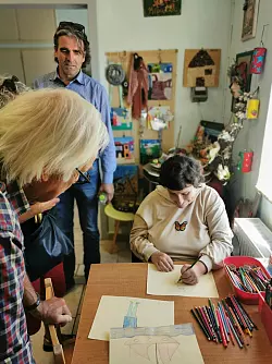 Sophia, ein autistisches M&auml;dchen, beim Malen in ihre kreative Welt. - &copy; Deutsch-Griechischer Freundeskreis Detmold