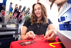 Josephine Lehnort hat flei&szlig;ig dabei mitgeholfen, dass der speziell angefertigte Schriftzug rechtzeitig von der portugiesischen Delegation abgeholt werden konnte. - &copy; Andreas Fr&uuml;cht