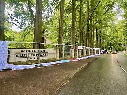 Der Sichtschutz vor der Klosterpforte ist mehrfach von Fans zerst&ouml;rt worden. - &copy; Wolfgang Wotke