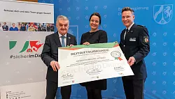 Über rund 80 neue Beitritte in das Präventionsnetzwerk #sicherimDienst können sich Herbert Reul (NRW-Innenminister, v. l.), Anna Katharina Bölling (Regierungspräsidentin im Regierungsbezirk Detmold) und Andre Niewöhner (Polizeioberrat) freuen. - © Moritz Trinsch