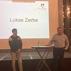 Handball-Profi Lukas Zerbe (links) im Gespr&auml;ch mit Carsten Lemm, Vorsitzender des Sportverbands Detmold. - &copy; Sportbund Detmold