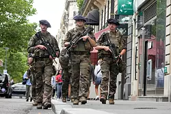 Soldaten patrouillieren vor den Olympischen Spielen in Paris. - &copy; dpa