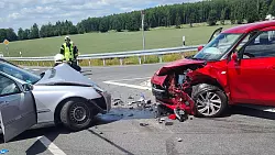 Der rote Suzuki und der graue Daimler Chrysler stie&szlig;en an der Kreuzung B66/ Alverdisser Stra&szlig;e zusammen. - &copy; Feuerwehr Barntrup