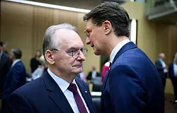 Reiner Haseloff (CDU), Ministerpr&auml;sident von Sachsen-Anhalt, und Hendrik W&uuml;st (CDU), Ministerpr&auml;sident von Nordrhein-Westfalen, unterhalten sich vor Beginn der Plenarsitzung vom Deutschen Bundesrat. - &copy; Bernd Von Jutrczenka