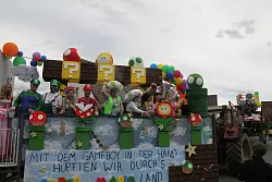 Im vergangenen Jahr beim Festumzug in Tengern: Der Gameboy und die Super-Mario-Figuren stehen f&uuml;r die 90-er Jahre. - &copy; Klaus Frensing