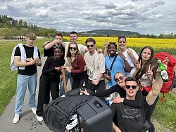 Gut gelaunt in den Mai: Diese jungen Leute waren im vergangenen Jahr in Wehrden losgezogen, der Godelheimer See war ihr Ziel. - &copy; Ralf T. Mischer