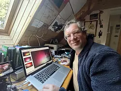 Robin J&auml;hne zeigt einige seiner farblich ganz unterschiedlichen Nordlicht-Aufnahmen. - &copy; Silke Buhrmester