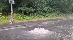 Die Kanalisation konnte zum Teil die Mengen nicht abtransportieren - und dr&uuml;ckte Gullydeckel hoch. - &copy; NW