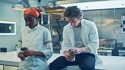 Die dritte Staffel der Küchenserie „The Bear“ mit Ayo Edebiri (l.) und Jeremy Allen White startet am 14. August auf „Disney+“. - © 2024 CBS Broadcasting Inc.