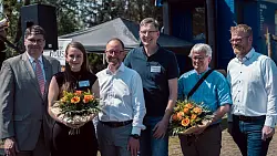 Das Kulturstellwerk Nordlippe arbeitet k&uuml;nftig unter dem Dach des Landesverbands. Das Foto zeigt (von links) den stellvertretenden Landrat Stephan Grigat, Kulturmanagerin Martha Johannsmeier, Landesverbandsvorsteher J&ouml;rg D&uuml;ning-Gast, Jochen Brunsiek vom Landesverband, J&uuml;rgen Scheffler (Kurator der Ausstellung Industrialisierung im Begatal) und D&ouml;rentrups B&uuml;rgermeister Friso Veldink beim Bahnhofsfest in Farmbeck. - &copy; Kulturstellwerk Nordlippe